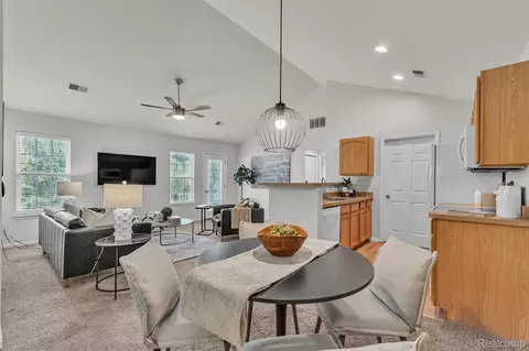 592 Olde English Cir, Howell, MI 48855