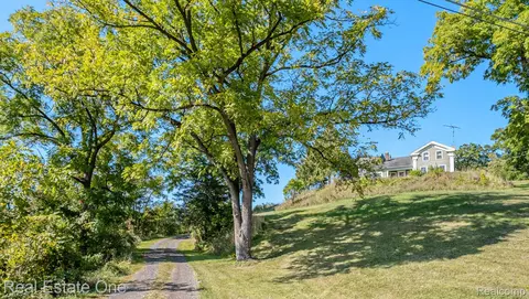 13705 Davisburg Rd, Springfield, MI 48350