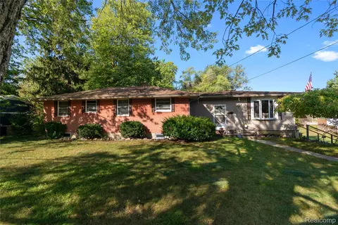 15116 Charluene Dr, Fenton, MI 48430