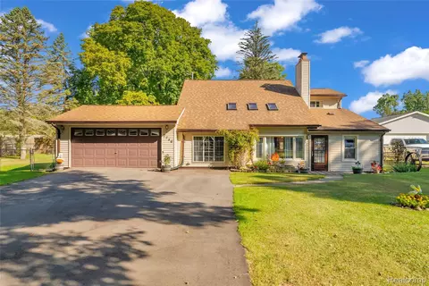 7730 Austere Dr, Waterford, MI 48329