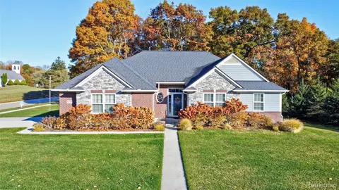 1126 Watersmeet Dr, Oxford, MI 48371