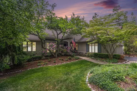 4825 Mirror Lake Dr, West Bloomfield, MI 48323