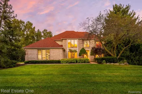 4088 Parkstone Ct, Troy, MI 48098