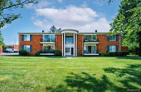 430 Fox Hills Dr N #A-1, Bloomfield Hills, MI 48304