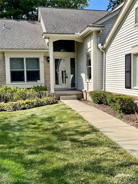 7663 Danbury Cir, West Bloomfield, MI 48322