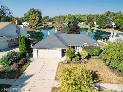 6621 Northpoint Dr, Troy, MI 48085