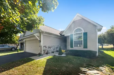 913 Rikki Ann Ct, Wixom, MI 48393