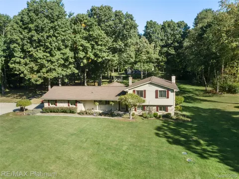 3750 Burwood Ln, Highland, MI 48357