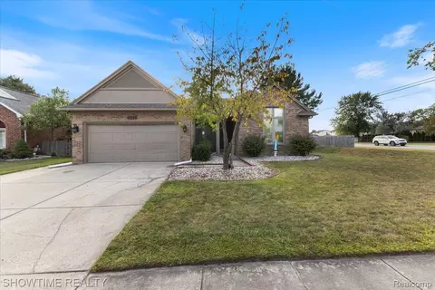 46969 Fox Run Dr, Macomb, MI 48044