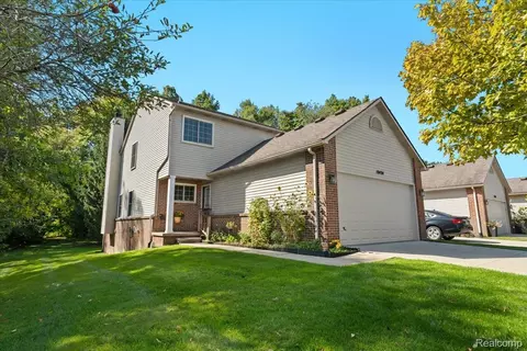 10484 Northvalley Ct, Hartland, MI 48353