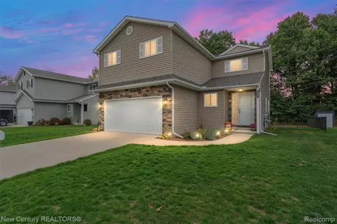 6496 Skylar Ln, Waterford, MI 48327