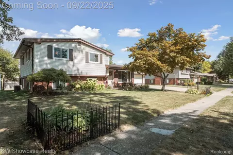 8700 Ringwood Dr, Commerce, MI 48382