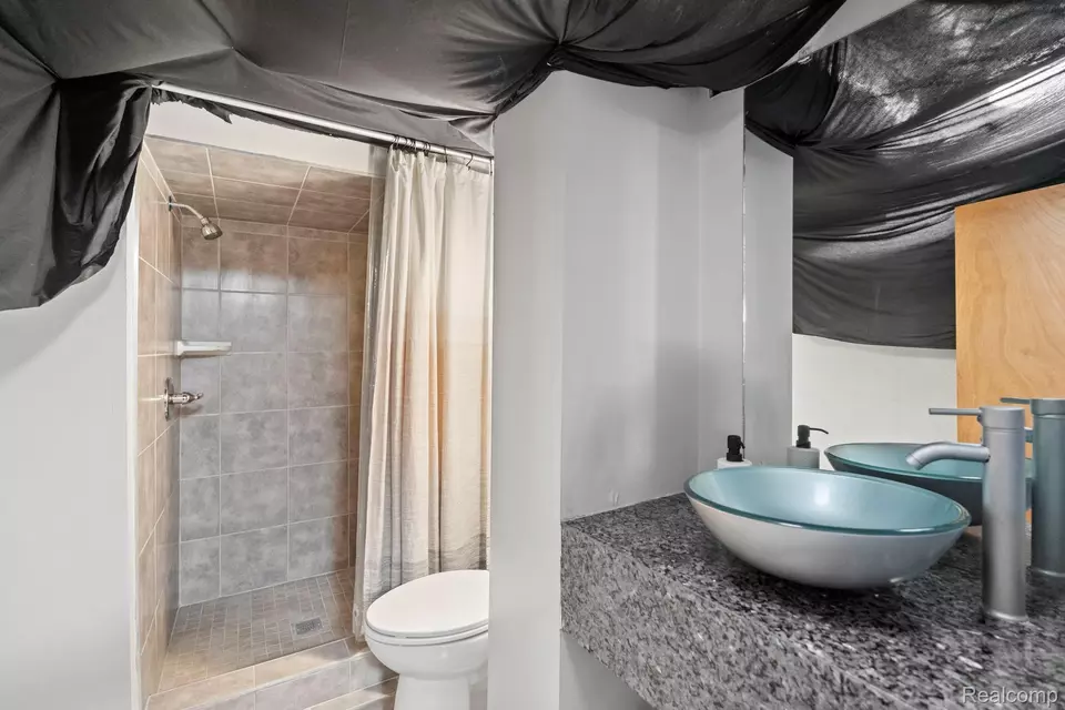 Bath - 22527 Avon St, Saint Clair Shores, MI 48082 photo 2 of 2