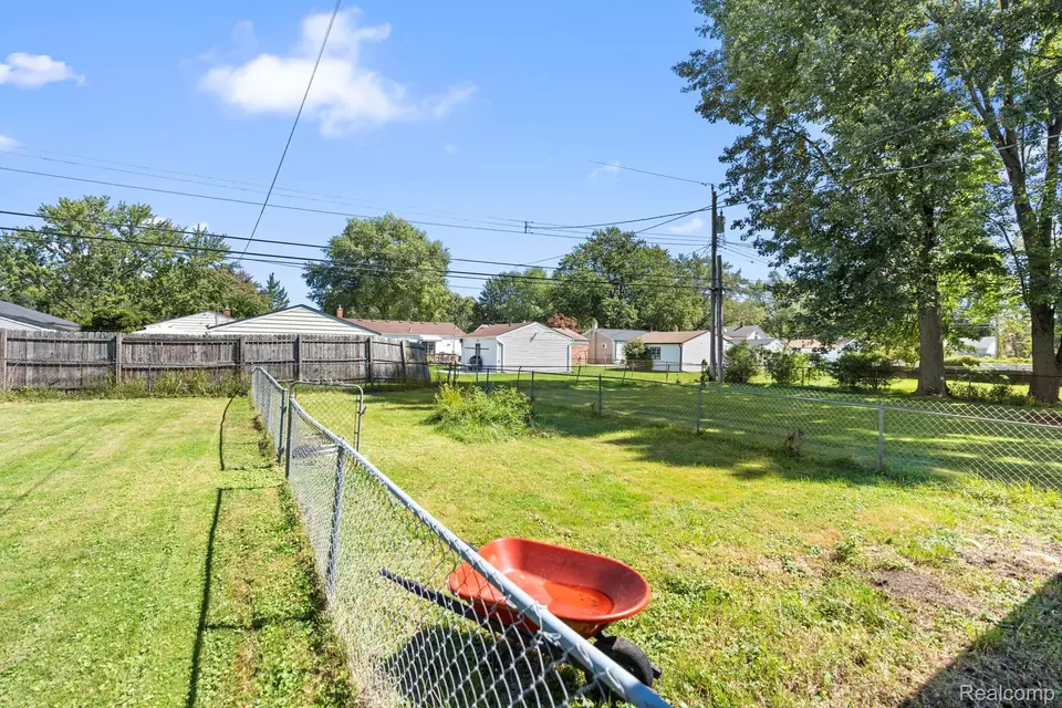 Exterior - 22527 Avon St, Saint Clair Shores, MI 48082 photo 5 of 6