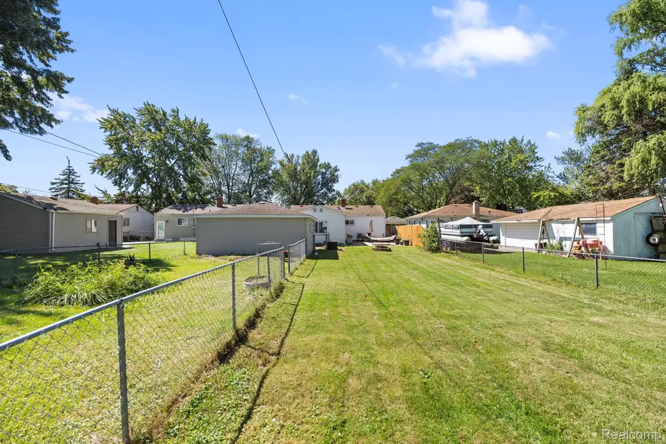 Exterior - 22527 Avon St, Saint Clair Shores, MI 48082 photo 4 of 6