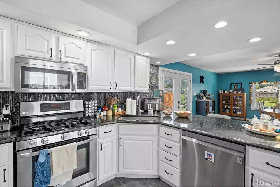 Kitchen - 22527 Avon St, Saint Clair Shores, MI 48082 photo 3 of 3