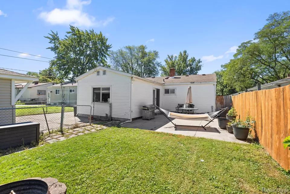 Exterior - 22527 Avon St, Saint Clair Shores, MI 48082 photo 2 of 6