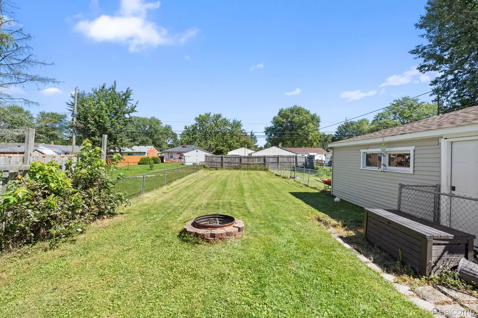 Exterior - 22527 Avon St, Saint Clair Shores, MI 48082 photo 3 of 6