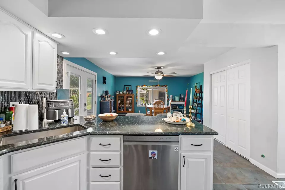 Kitchen - 22527 Avon St, Saint Clair Shores, MI 48082 photo 2 of 3