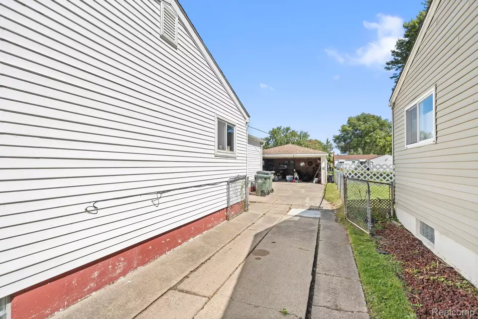 Exterior - 22527 Avon St, Saint Clair Shores, MI 48082 photo 6 of 6