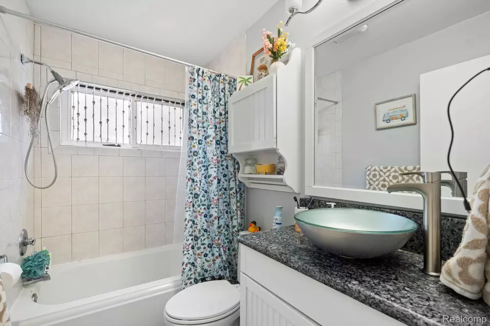 Bath - 22527 Avon St, Saint Clair Shores, MI 48082 photo 1 of 2