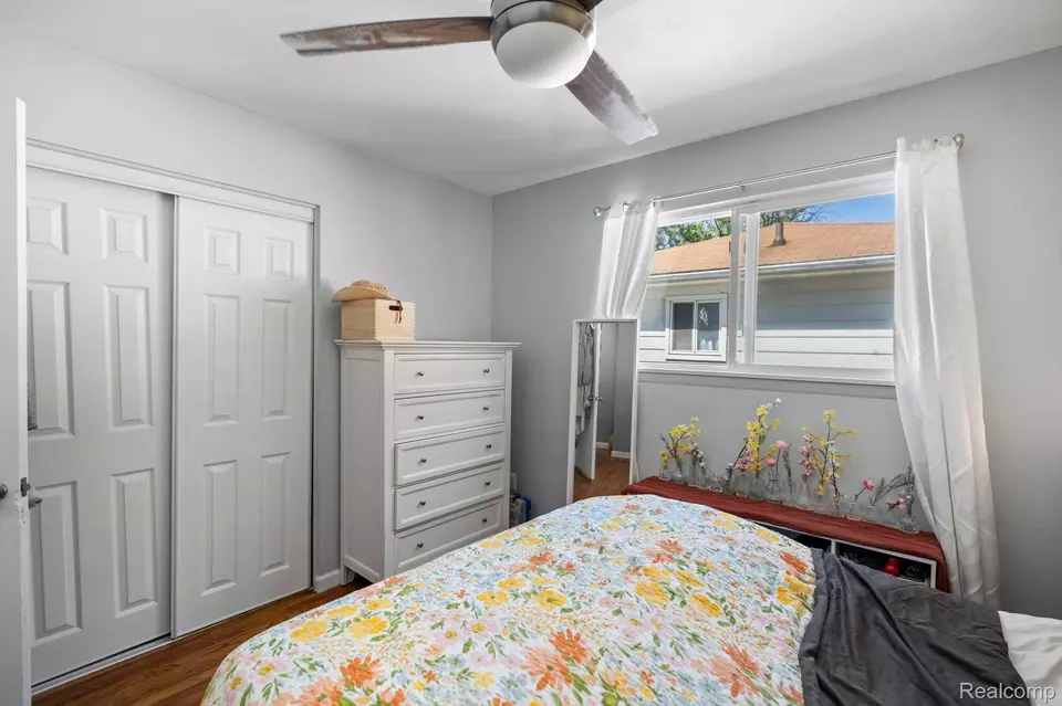 Bedroom - 22527 Avon St, Saint Clair Shores, MI 48082 photo 2 of 4