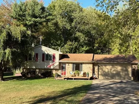 2955 Lynn Dr, White Lake, MI 48386