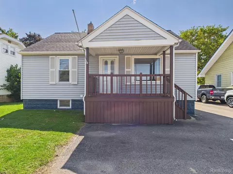 2236 E Maple Ave, Grand Blanc, MI 48507