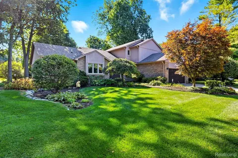 6572 Forest Park Dr, Troy, MI 48098