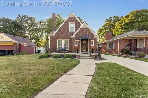 2486 Edgemont St, Trenton, MI 48183