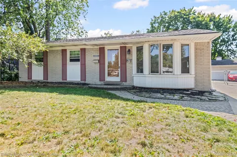 29667 Newport Dr, Warren, MI 48088