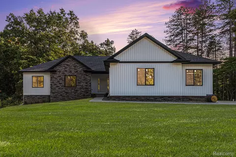 15273 Pine Ridge Dr, Groveland, MI 48462