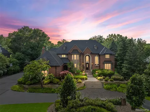 4688 Fawn Hill Ct, Oakland, MI 48306