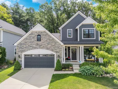 521 Heritage Ridge Dr, Milford, MI 48381