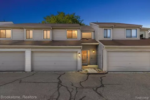525 Oxford Ct, Rochester Hills, MI 48307