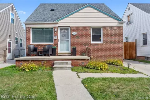 2042 Thomas St, Lincoln Park, MI 48146
