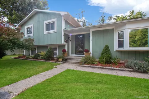 21185 Osmus St, Farmington, MI 48336