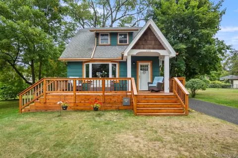 2366 Montroyal Ave, Waterford, MI 48328