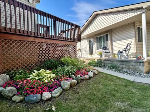 9545 Woodside Cir, Grand Blanc, MI 48439
