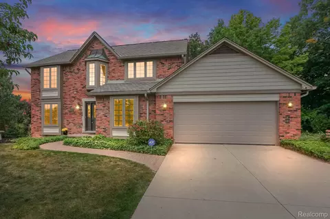 391 Silvervale Dr, Rochester Hills, MI 48309