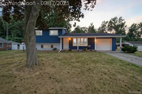 6185 Wildrose Ln, Fort Gratiot, MI 48059