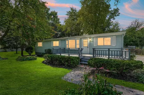 3400 Emmons Ave, Rochester Hills, MI 48307