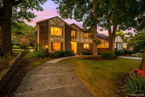 1938 Kilburn Rd N, Rochester Hills, MI 48306