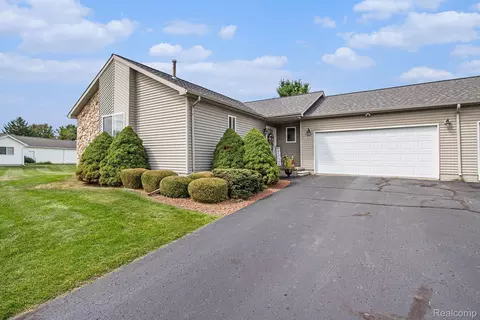 10177 Hawthorne Ridge Rd, Goodrich, MI 48438