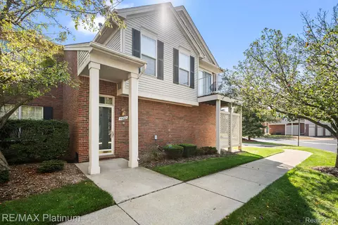 44068 Elm Dr, Sterling Heights, MI 48313