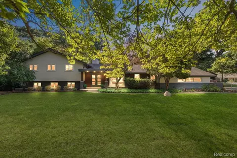 7315 Lindenmere Dr, Bloomfield Hills, MI 48301