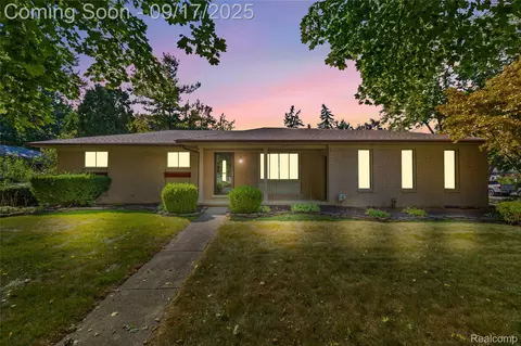 41885 Coulon Dr, Clinton Township, MI 48038
