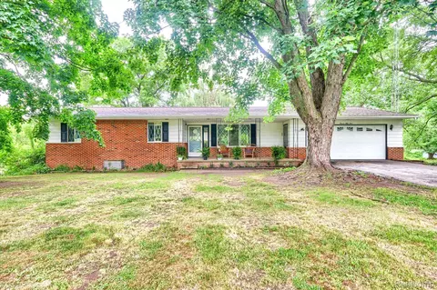 1154 Beth Dr, Lapeer, MI 48446