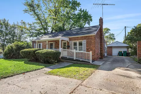 703 Trumbull St, St. Clair, MI 48079