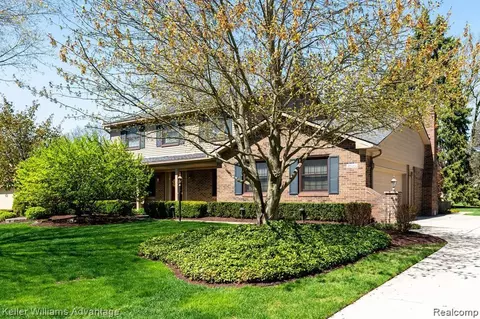 21442 Parklane St, Farmington, MI 48335